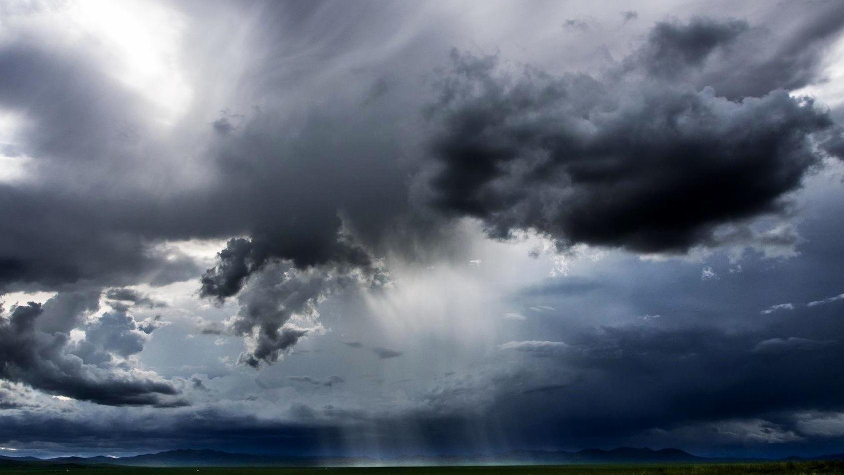 Thunderstorms, heavy rain, maybe a tornado for southern Wisconsin in advance of a colder Halloween